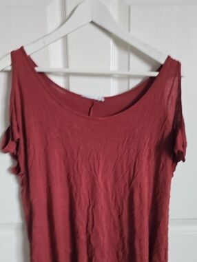 Double Zero Short Sleeve Scoop Neck Top in Wine Red